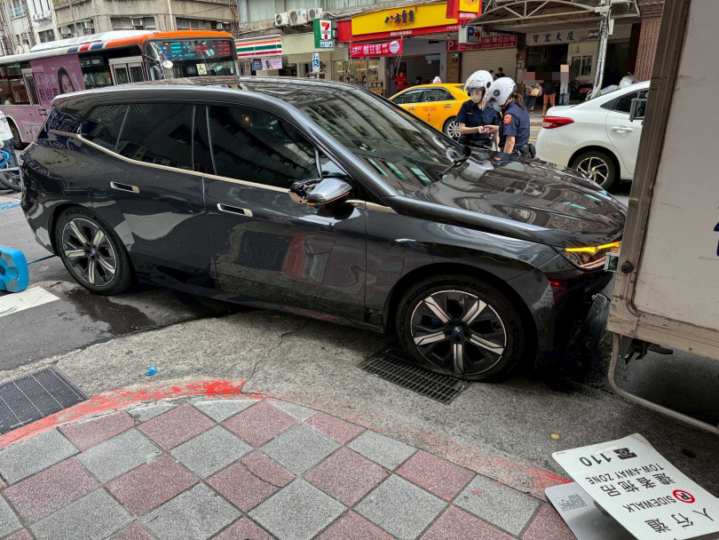 北市大同區南京西路167巷20日下午3時許又傳老翁駕車暴衝事故。(圖/翻攝畫面)