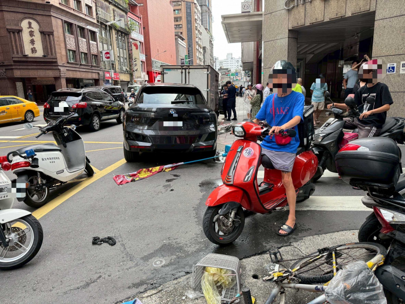 北市大同區南京西路167巷20日下午3時許又傳老翁駕車暴衝事故。(圖/翻攝畫面)