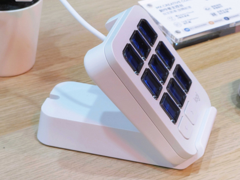 官方有針對MX Creative Keypad搭配一個支架,讓使用者更好按壓上面的按鈕。(圖/廖梓翔攝)