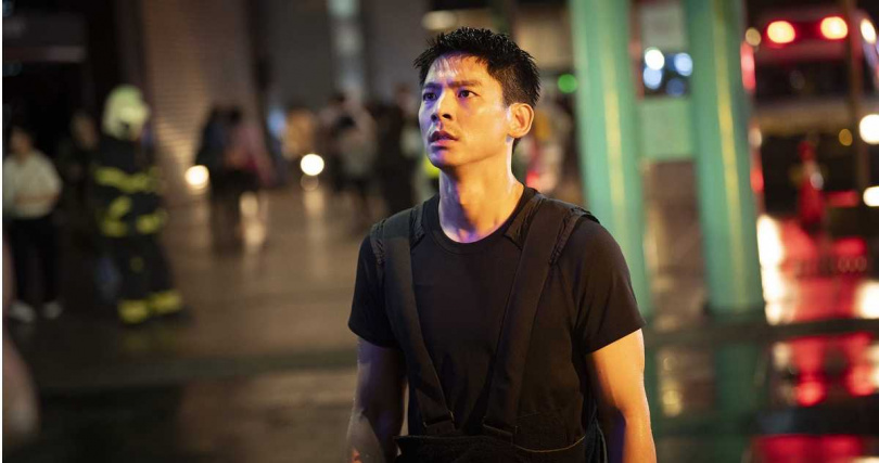 林柏宏在《96分鐘》夜戲封鎖台北信義區街道,現場動員上千名臨演與工作人員。(圖/華影國際提供)