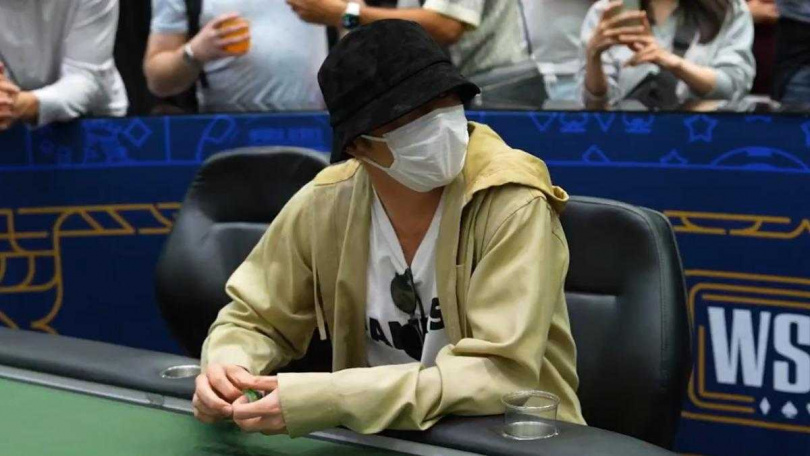 田中圭被發現赴美參加世界撲克大賽(WSOP),奪下季軍並抱回至少11.5萬美元(約新台幣338萬元)。(圖/翻攝自X/nemuridaijin)