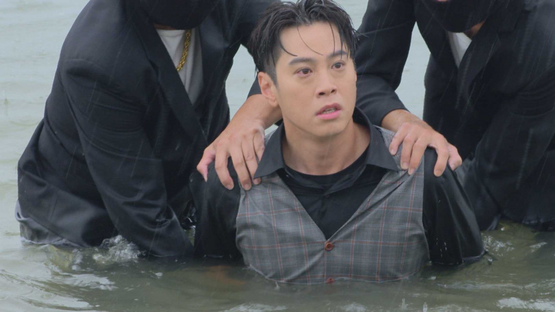 吳東諺在《好運來》劇中多次被壓入海水中，挑戰體能與情緒極限。（圖／民視）