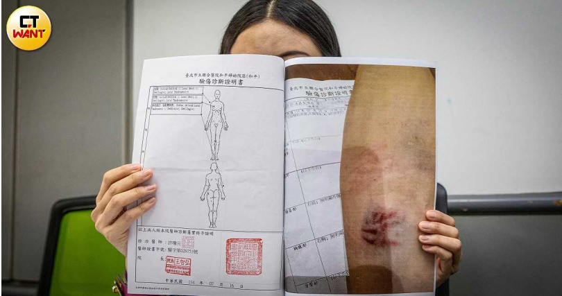 鄭蕎蔓7月16日陪同姊姊到北院開庭,意外和凱薩琳.孔發生肢體衝突,事後鄭女對她提告傷害以及公然侮辱。(圖/劉耿豪攝)