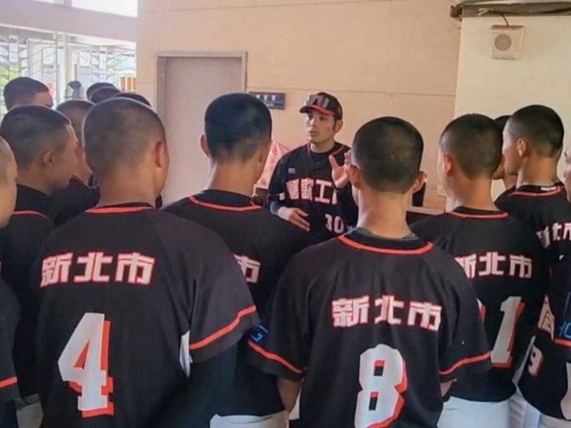 現任鶯歌工商棒球隊教練的黃恩賜,自嘲因為節目人設崩塌。(圖/黃恩賜提供)