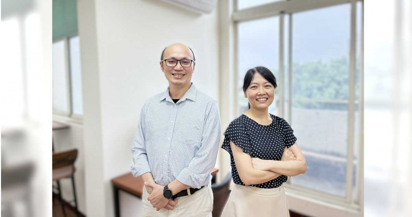 陽明交大外國語文學系盧郁安教授（右）與台灣大學語言學研究所副教授邱振豪（左）。（圖／陽明交大提供）