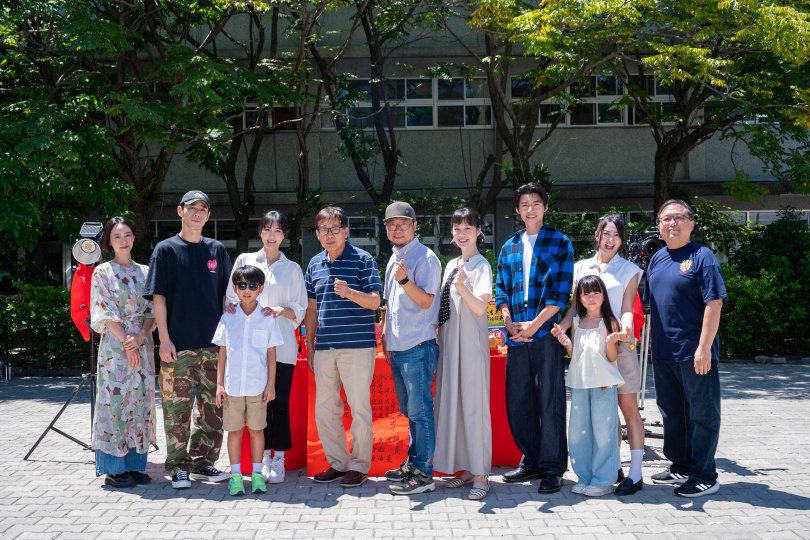 大愛劇《轉角那間心藥局》主創團隊，左起林子熙、黃騰浩、吳宥儒、魏蔓、梁修身、洪伯豪導演、許乃涵、劉育仁、何宥霏、阿喜(林育品)、製作人唐在揚。（圖／大愛電視）