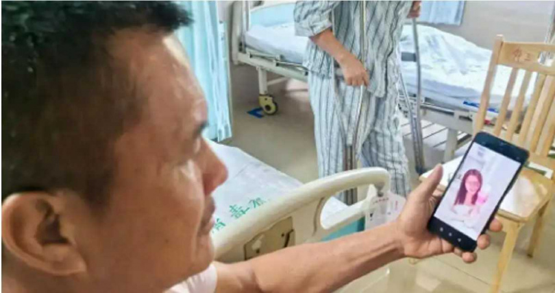 望著女兒照片,王父強忍淚水,不敢相信她就這樣離開。(圖/翻攝自澎湃新聞)