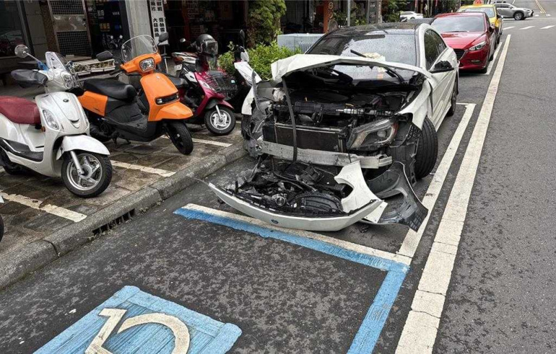 誇張的是雨刷上夾滿一疊厚厚的繳費單，從上月12日累積至今，紙張已泛黃。（圖／民眾提供）