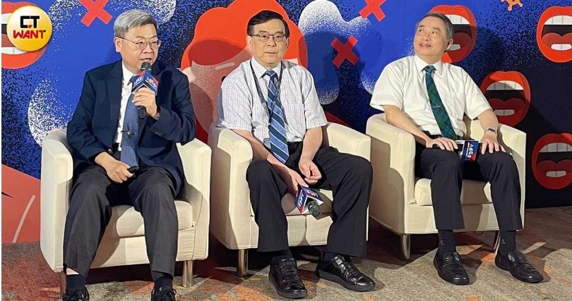 台灣病毒暨疫苗學會理事長盛望徽(左起)、台大醫院特聘教授黃立民、衛福部預防接種受害救濟審議小組召集人邱南昌。(圖/林則澄攝)