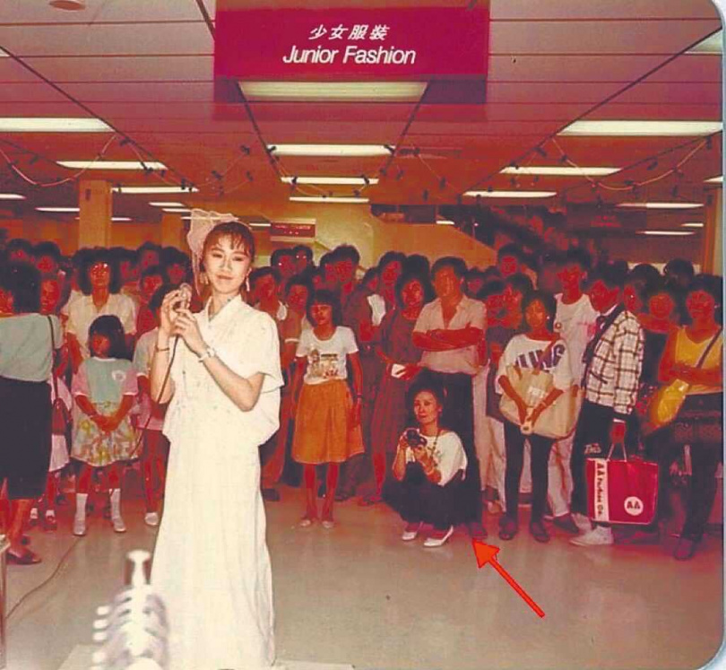 李翊君第一次出國演唱，媽媽（紅色箭頭處）跟隨照顧，隨時幫她做紀錄。（圖／李翊君提供）