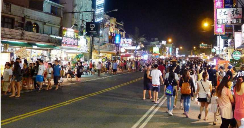 原訂員工旅遊前往墾丁,卻因費用太高改去日本,讓網友直呼國旅太貴。(圖/報系資料照)