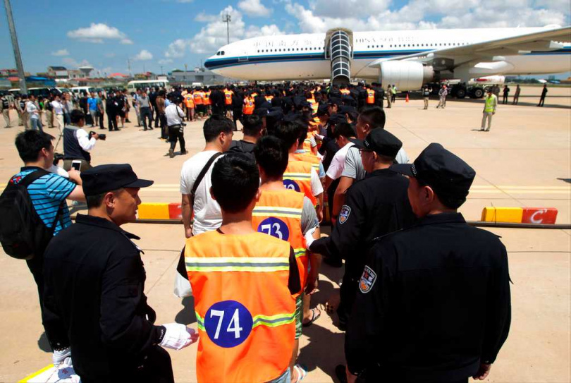 柬埔寨警方於柴楨省突襲查緝詐騙據點,當場拘留57名外籍嫌犯,包括32名台灣人。