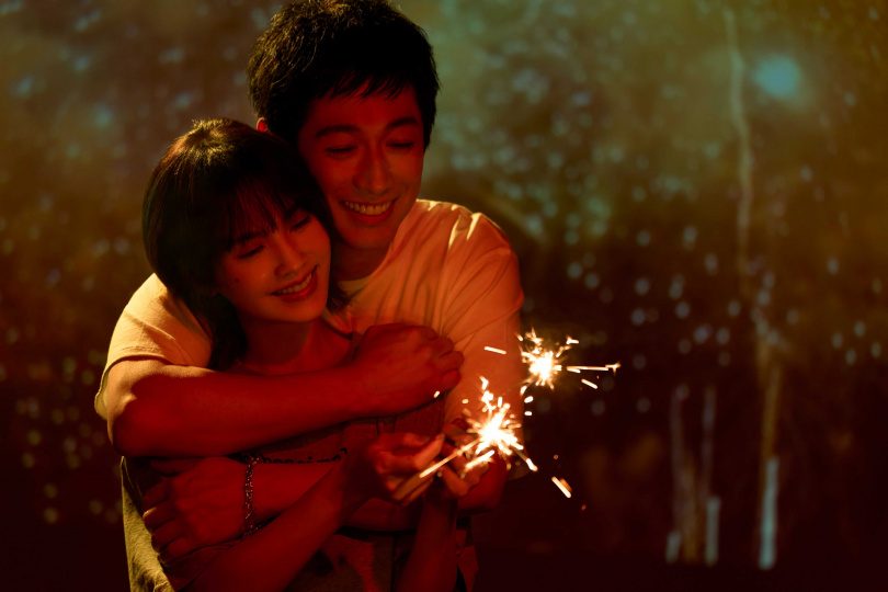 楊丞琳與藤岡靛在MV飾演前戀人。(圖/索尼音樂提供)