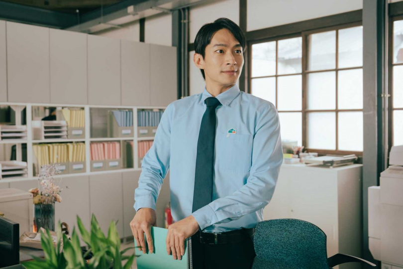 黃河在《人生只租不賣》飾演事務所所長，是無靈魂的上班機器。（圖／公視台語台）
