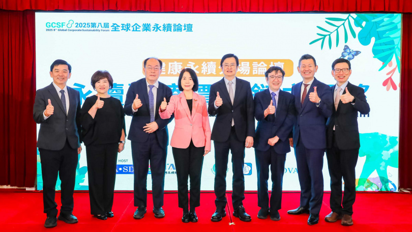 由左至右依序為秀傳醫療體系營運中心 郭昭宏 副營運長暨永續長、中國醫藥大學附設醫院 楊麗慧 行政副院長暨永續長、台灣醫院協會 李飛鵬 理事長、台灣永續能源研究基金會 周麗芳 秘書長、中華民國醫師公會全國聯合會 陳相國 理事長、臺北醫學大學 吳麥斯 校長、台灣諾華 宮澤惠三(Keizo Miyazawa) 總裁、萬芳醫院 劉燦宏 院長。(圖/台灣諾華提供)