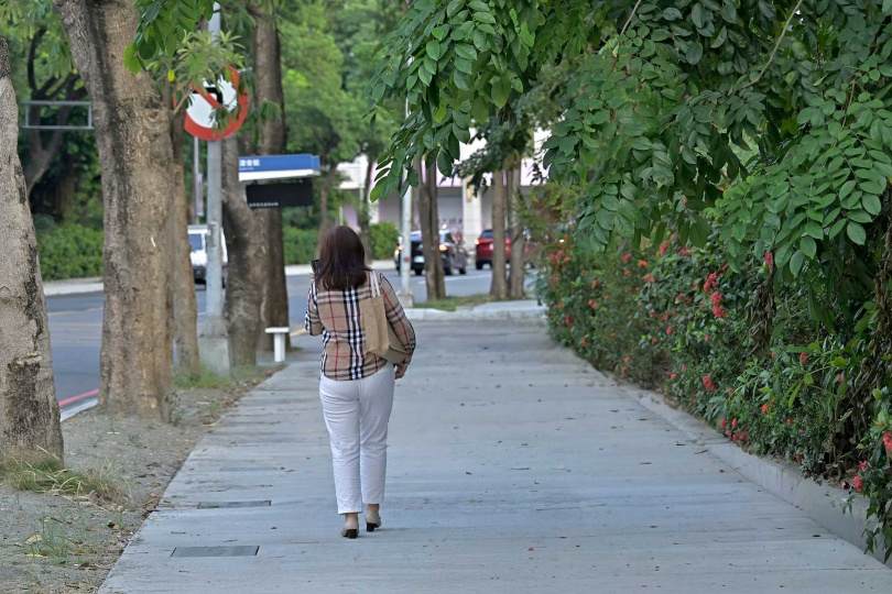 陽明交大高雄校區崇德路人行道改善。（圖片提供／高雄市政府工務局）