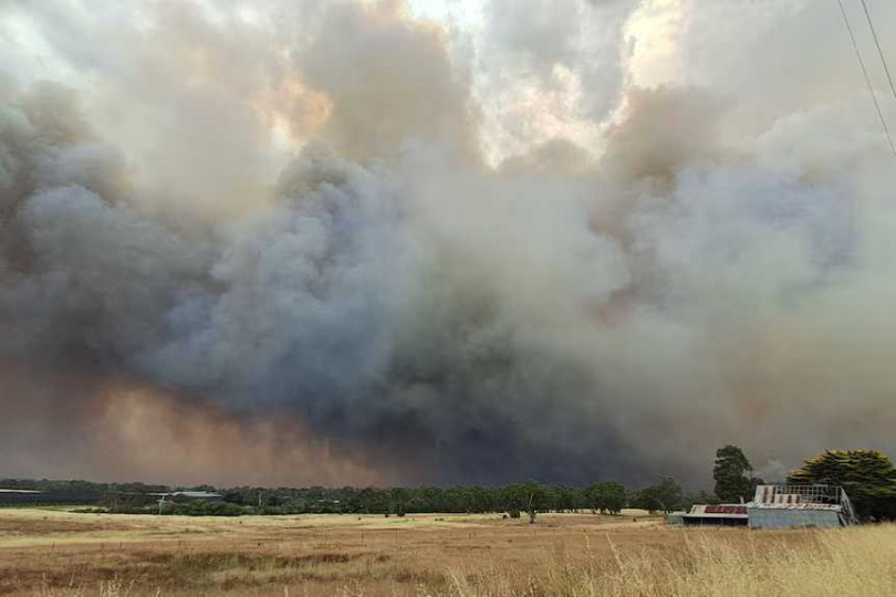 消防人員在攝氏40度高溫下持續搶救火場,與時間競賽。
