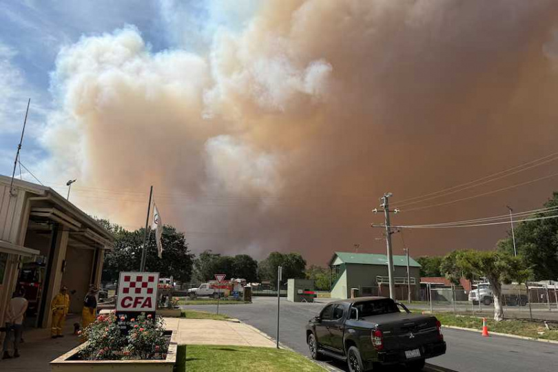 民宅遭山火吞噬,居民透過監視器目睹家園被焚毀,場面哀傷。