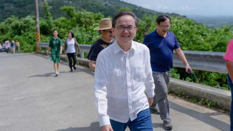 台東縣籍前立委劉櫂豪（圖中）認為檢討財力評等方式才能釜底抽薪解決各縣市財力評等失衡問題。（圖／翻攝自劉櫂豪臉書）