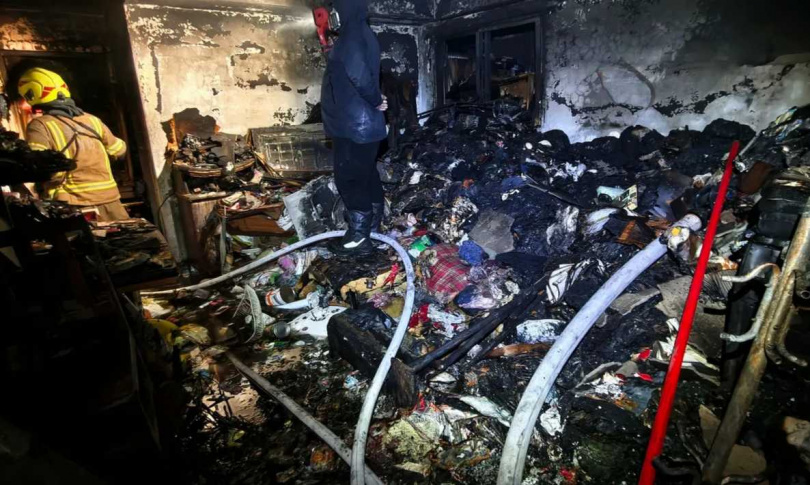 基隆社區住戶內堆滿大量雜物,導致搜救難度增加,消防小隊長詹能傑不幸殉職。(圖/翻攝畫面)