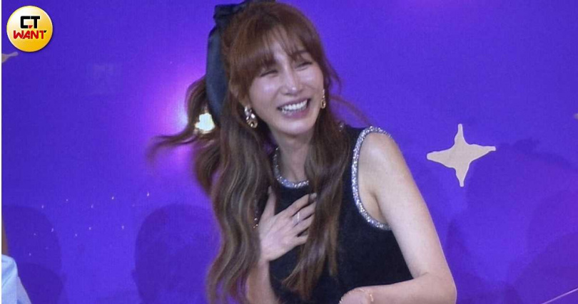 曾莞婷幸運抽中捧花。（圖／常朝貴攝）