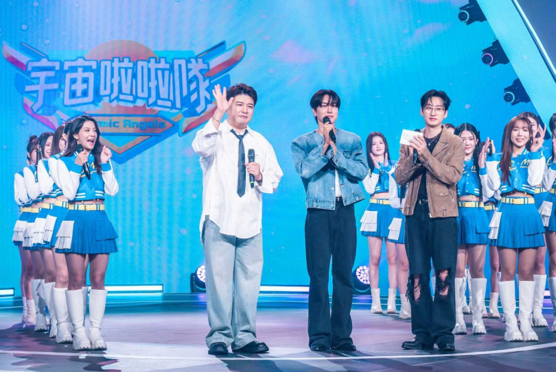銀赫（右）主持《宇宙啦啦隊》，邀來SJ成員利特、神童擔任評審。（圖／緯來提供）