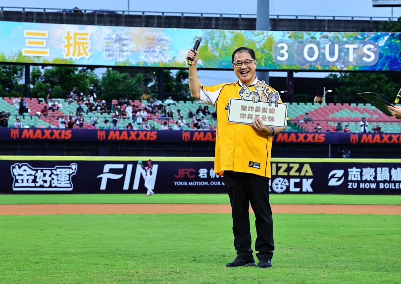 中信兄弟邀請法務部鄭銘謙部長到洲際球場宣導打詐反毒反賄選，手持標語「識詐最前線，你我不受騙」。（圖片提供/中信兄弟）