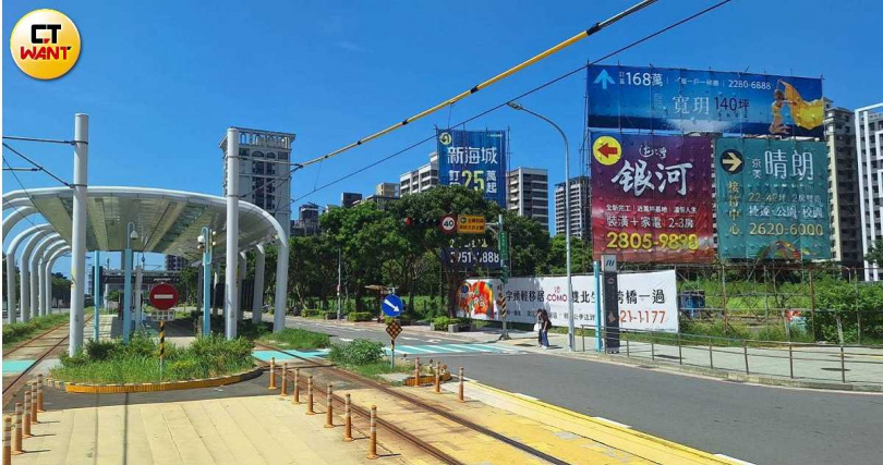 雖然近期淡水相當熱鬧，但賞屋人潮增加相當有限，地產業者認為，觀望的還是比較多，過去國泰世華和中國信託不願意承作淡海新市鎮的房貸，目前也正評估通車後將放寬。（圖／林榮芳攝）