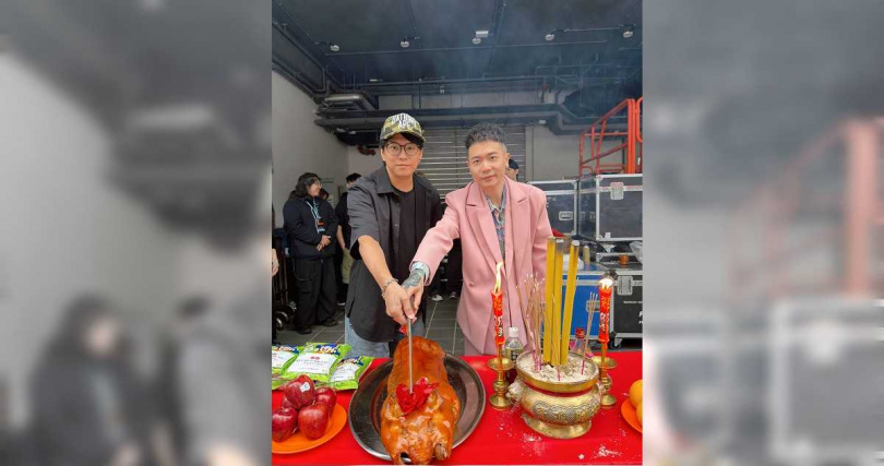 蕭秉治如願得到自己的小金豬。(圖/相信音樂提供)