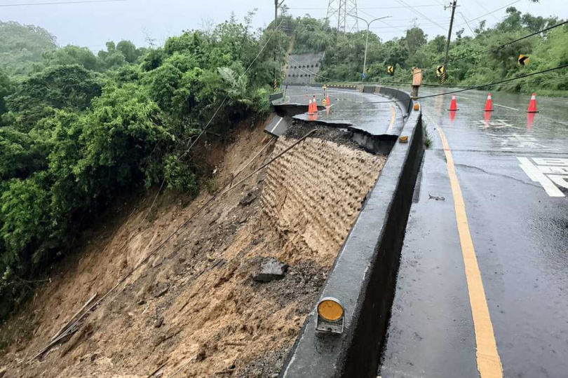 龍崎區182線道20.3公里附近發生路基掏空陷落。（圖／台電台南處）