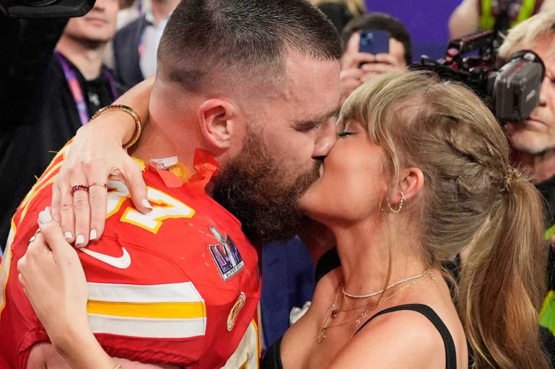 NFL球星崔維斯凱爾斯與泰勒絲交往多年，婚禮籌備進入最後階段，相關細節持續受到外界關注。