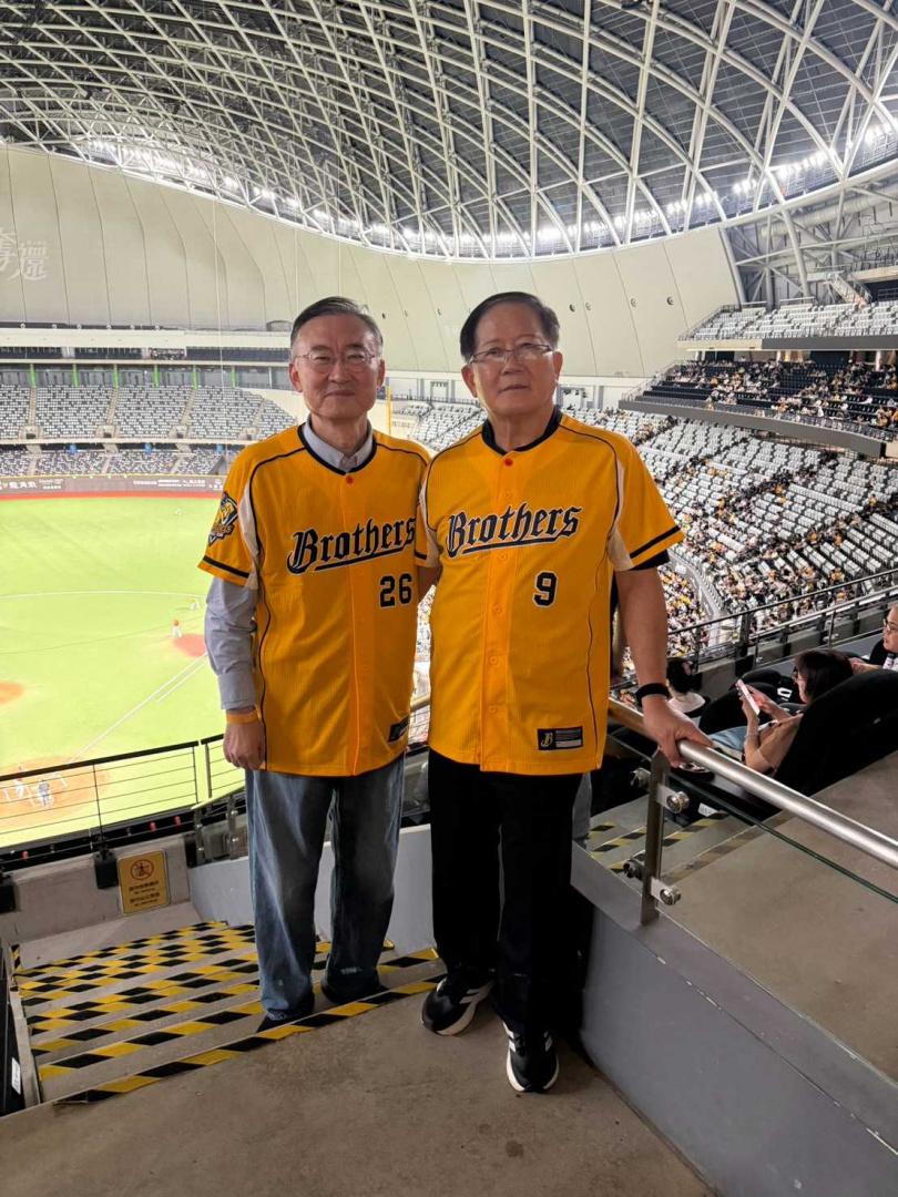 中信育樂董事長陳國恩(圖右)表示,感謝駐台北韓國代表部黃載皓代表(圖左)開球,此次攜手駐台北韓國代表部,透過棒球、觀光、美食、娛樂與啦啦隊等面向,讓球迷再次感受韓流的獨特魅力,為球迷創造更豐富多元的觀賽體驗。(圖/中信育樂提供)
