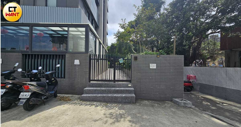 「立源藝舍」住戶擔心後門被封，每月花5千元租停車場以便通行（圖／劉松霖攝）&nbsp;