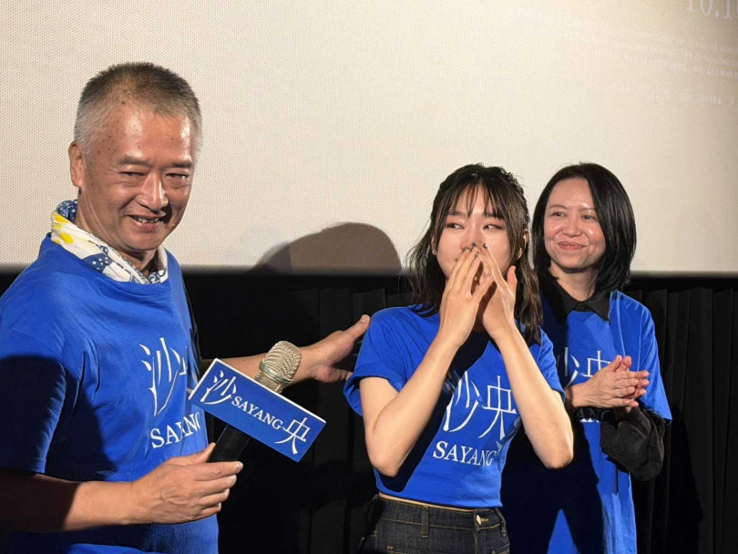《沙央》導演湯湘竹(左起)、湯詠絮、製片人張煒珍出席影人見面會,湯詠絮忍不住感動落淚。(圖/甲上提供)