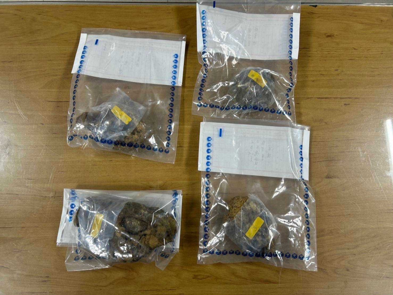 北市北投分局日前獲報有民眾於北投溪內撿拾北投石，3小時內火速逮人。（圖／翻攝畫面）