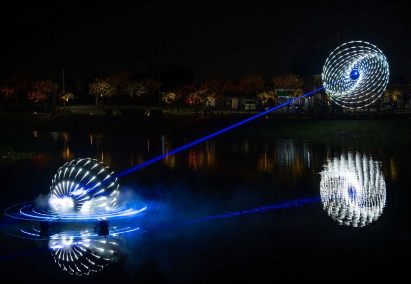 藝術燈區作品《無盡光輪》轉化年輪的意象與概念、結合幾何學運算以及錯視原理，以光的線條建構出無限的迴圈。（圖／擷取自月津港燈節官網）