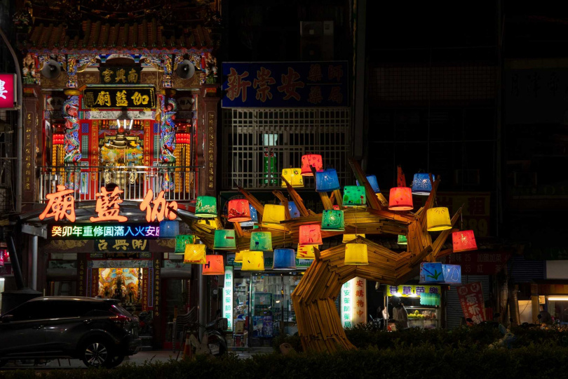 「月之美術館－漫月美行動」在伽藍廟前廣場新設作品《歡迎光臨》，由禹禹藝術工作室與居民以小圓凳共創。（圖／擷取自月之美術館粉絲專頁）