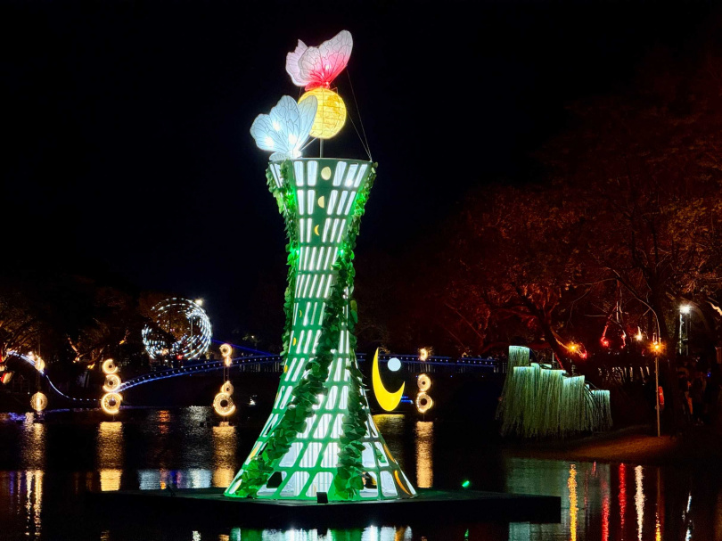 月津港燈節每年都吸引數十萬遊客造訪鹽水，圖為藝術家森岡厚次和京都藝術大學創作的《又一個月圓》，以季節性的青斑蝶象徵每年一次的燈節約定。（圖／台南市政府提供）