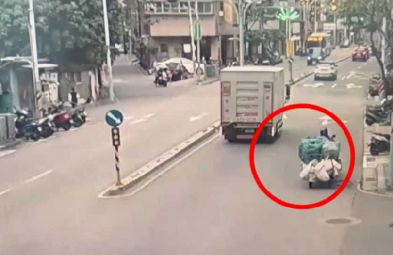 機車後方拖著一堆回收。（圖／翻攝畫面）