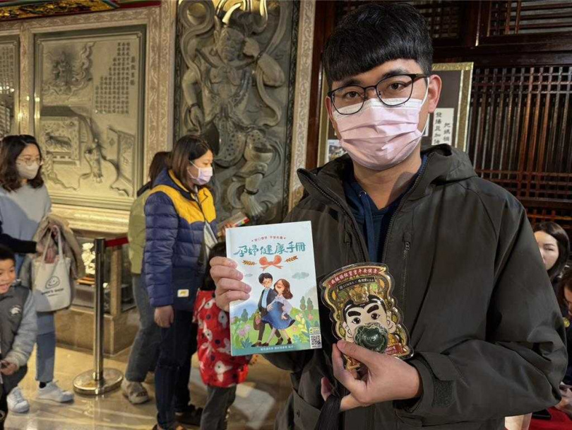 民眾前往排隊索取太子奶嘴。（圖／中國時報李京昇）