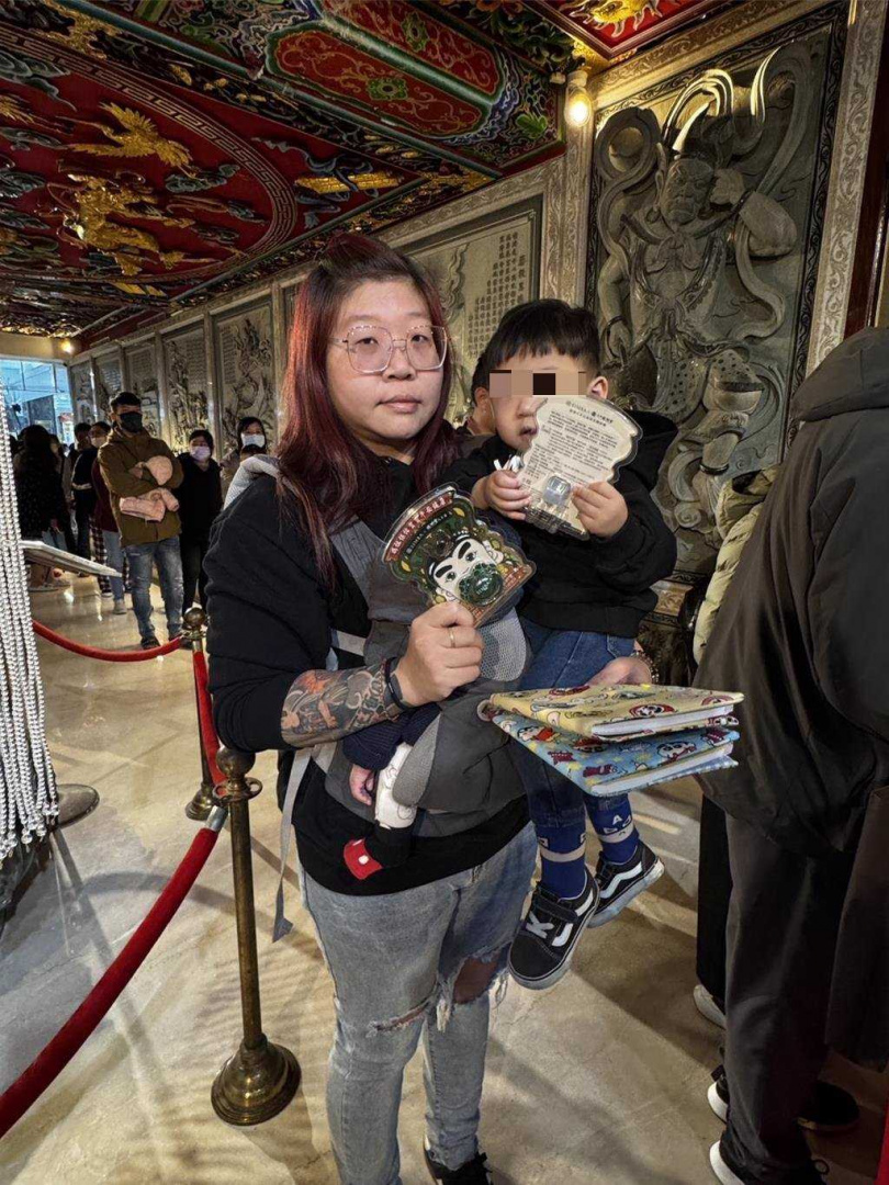 許多家長排隊前往索取太子奶嘴。（圖／中國時報李京昇）