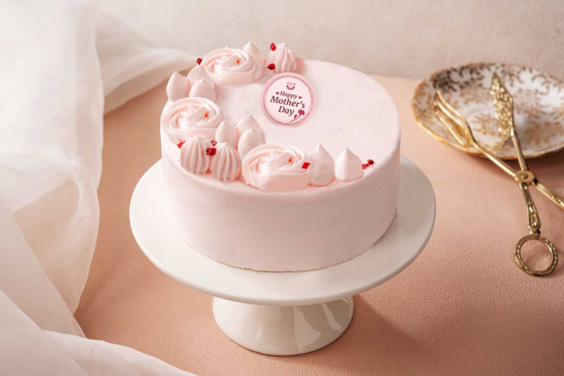 金色三麥攜手職人打造的蛋糕在濕潤蛋糕體中展現鐵觀音、焙茶香氣，還有英式蜜桃茶內餡甜而不膩。（圖／金色三麥提供）