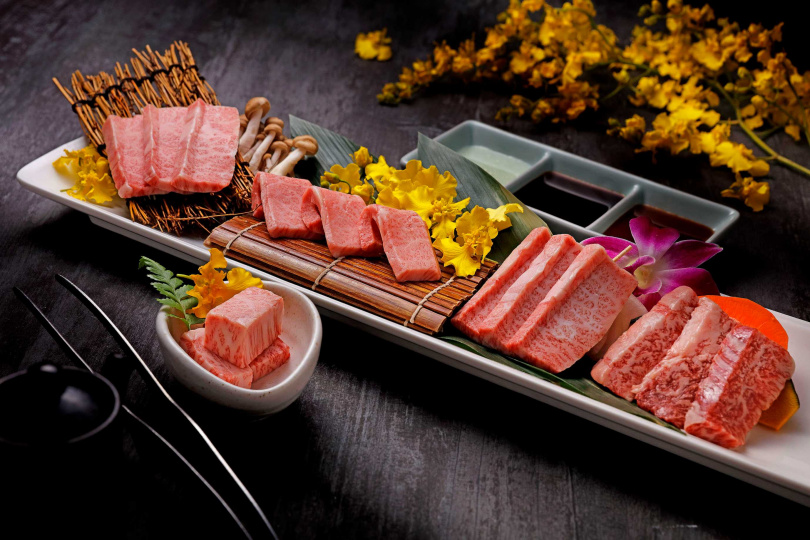 「和牛錦繡拼盤」除了和牛五花，還嘗得到三角肉、橫隔膜內裙肉等特殊部位。（2,980元，圖／焼肉の名門赤虎提供）