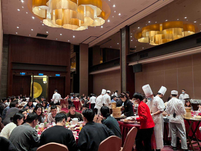 蘭城晶英每到假日便打開宴會廳迎接一桌桌品嚐櫻桃鴨的客人，師傅在桌邊展現俐落刀法進行現場片鴨秀。（圖／蘭城晶英提供）