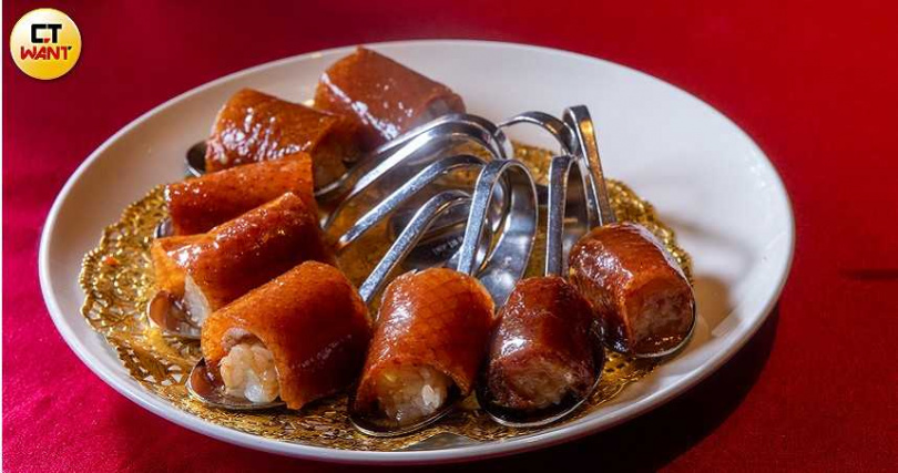 「櫻桃鴨握壽司」以日式握壽司為發想，結合西式起司，融入中式料理烤鴨美味，一入口脆皮下隱藏的鴨油爆漿化入Q彈的壽司米中，迸發出濃郁的口感。（圖／劉耿豪攝）