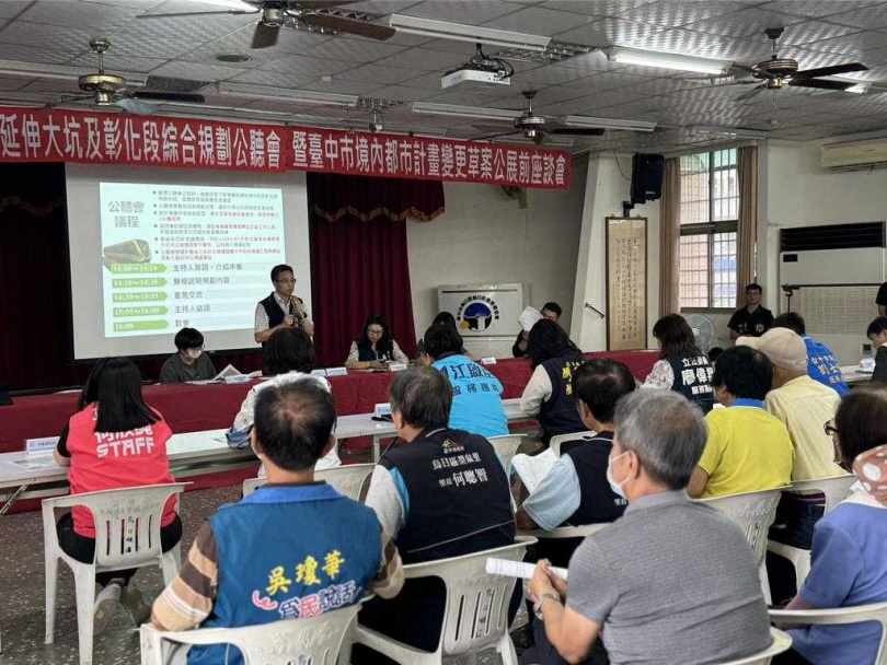 台中捷運工程局26日在烏日里活動中心舉辦台中捷運綠線延伸大坑及烏日彰化段綜合規畫公聽會，近百位居民到場聽取簡報。（圖／中國時報潘虹恩攝）