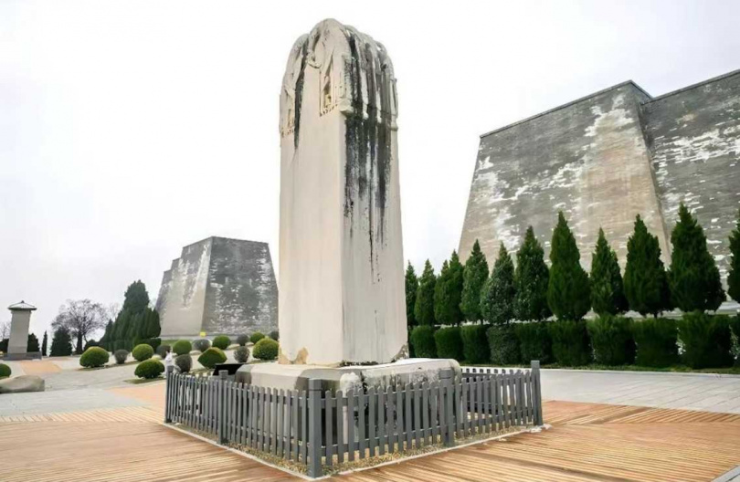 武則天的無字碑過去沒有涼亭遮蓋。(圖/翻攝自微博)