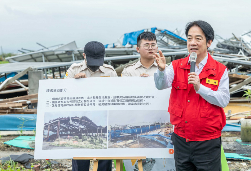 總統賴清德（右）近日下鄉勘災，喊出全台本次颱風農損溫網室一律上調補助到80％，地方農會希望盡速來文撥款，好解農戶燃眉之急。（圖／報系資料照）