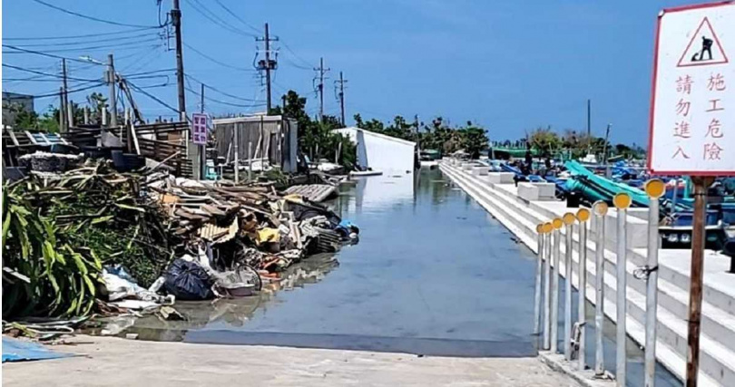 天文大潮造成海水倒灌進蘆竹溝漁港，堤岸道路出現淹水。（圖／蘆竹溝農漁業永續發展協會提供）