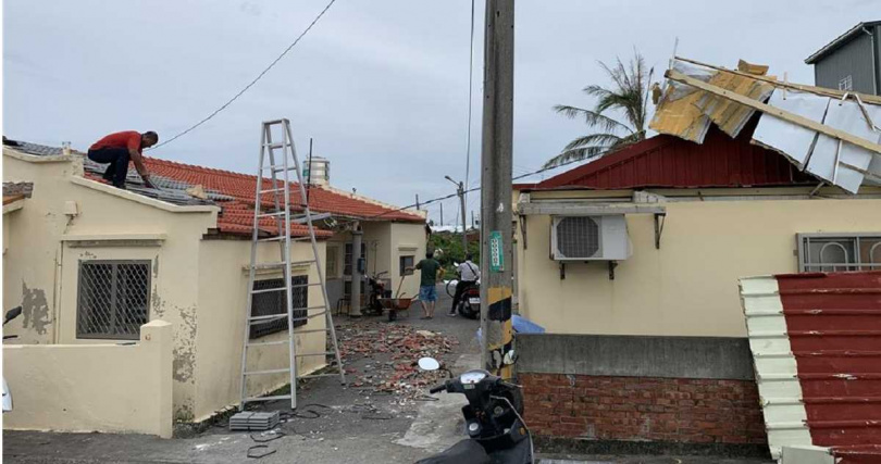 台南北門地區上千戶房屋因丹娜絲颱風受損，居民忙著修理屋頂，部分房屋因缺人、缺料尚未修理。（圖／中時記者郭良傑攝）